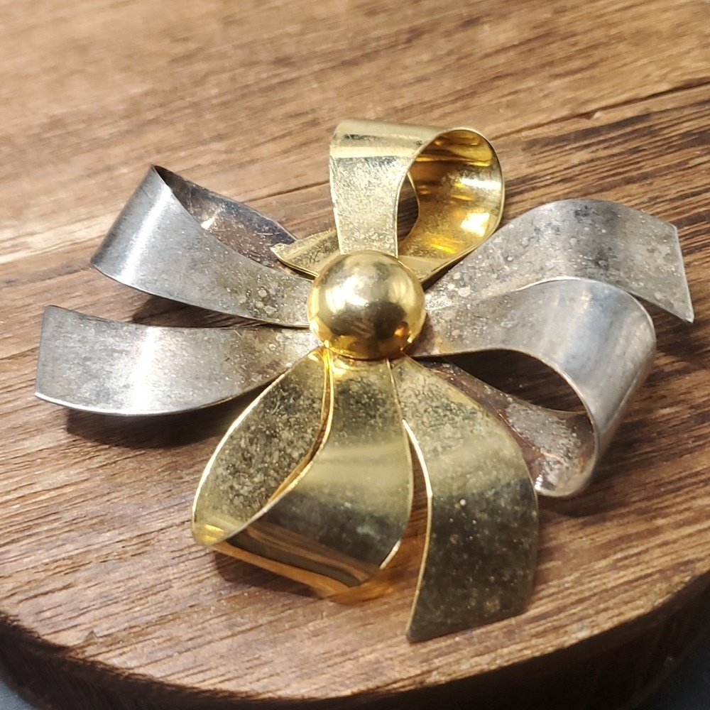 B835‎ vintage floral pinwheel brooch